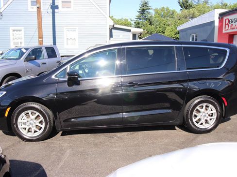 Used 2024 Chrysler Pacifica Touring-L FWD image 2