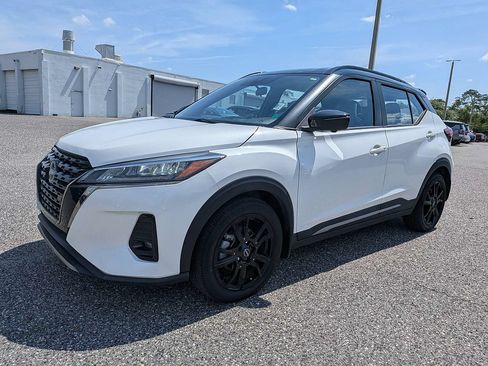 Used 2023 Nissan Kicks SR w/ SR Premium Package FWD image 7