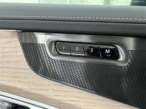 Certified 2025 Volvo XC90 B6 Plus image 21