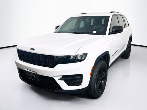 Used 2023 Jeep Grand Cherokee Altitude AWD/4WD image 3
