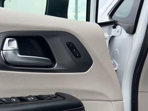Used 2023 Chrysler Pacifica Touring-L FWD image 14
