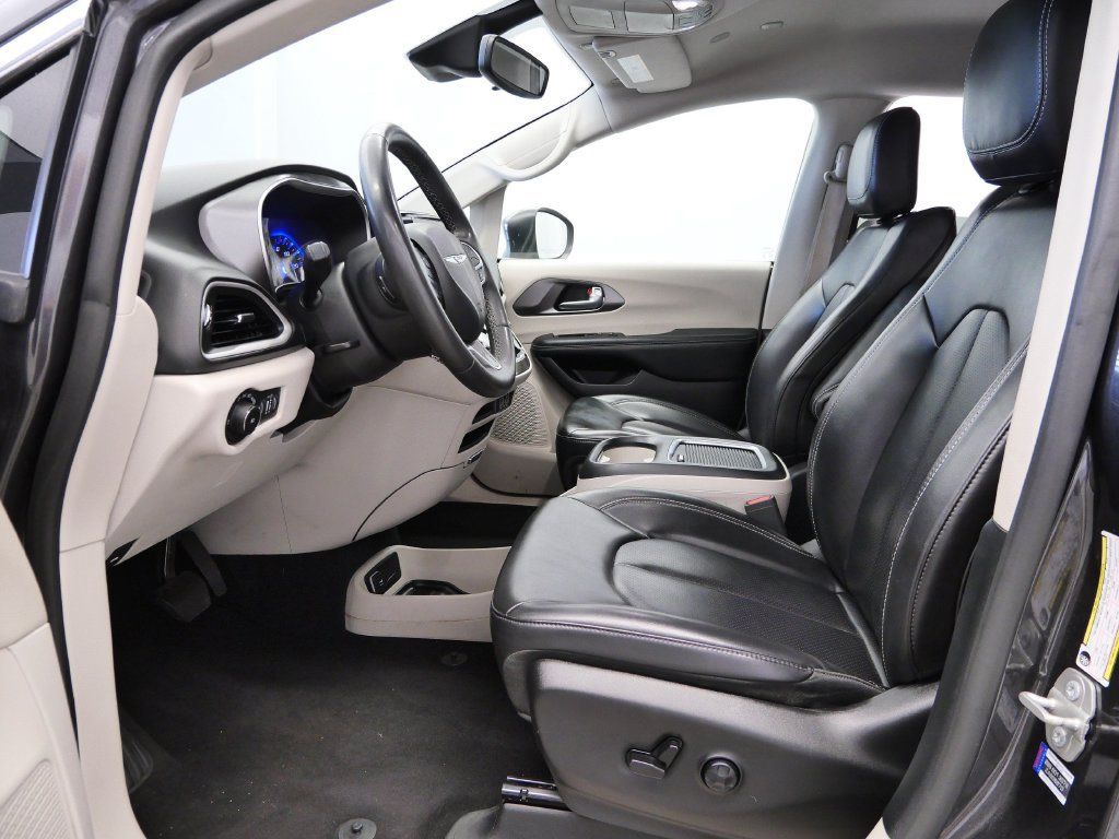 Certified 2023 Chrysler Pacifica Touring-L FWD image 13