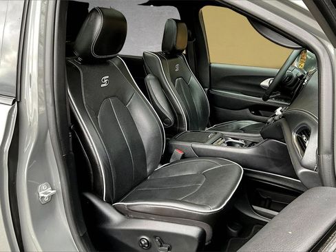 Used 2022 Chrysler Pacifica Limited w/ Uconnect Theater Family Group image 29