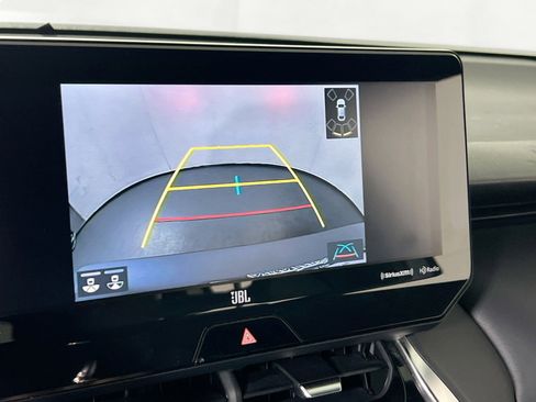 Used 2022 Toyota Venza XLE image 13