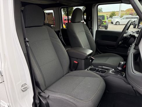Used 2025 Jeep Wrangler Unlimited Sahara AWD/4WD image 33