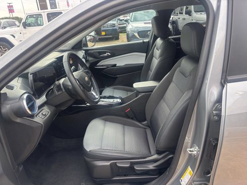 Used 2025 Chevrolet Trax LT w/ LT Convenience Package FWD image 25