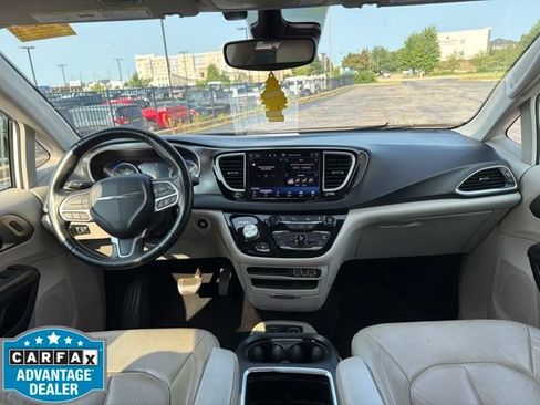 Used 2021 Chrysler Pacifica Touring-L FWD image 13