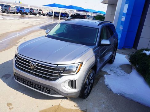 Used 2025 Volkswagen Atlas SE image 12