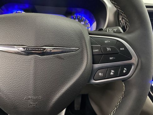 Used 2024 Chrysler Pacifica Touring-L image 21