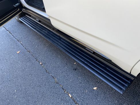 Used 2024 Cadillac Escalade V w/ LPO, ONYX Package image 45