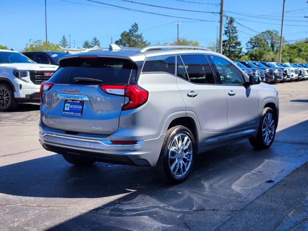 Used 2024 GMC Terrain Denali w/ Denali Premium Package AWD/4WD image 5