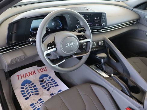 Used 2025 Hyundai Elantra SE image 15