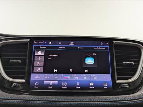 Used 2021 Chrysler Pacifica Touring-L image 25