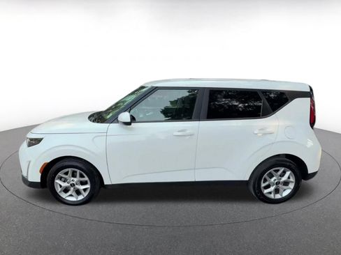 Used 2025 Kia Soul LX w/ LX Technology Package FWD image 9