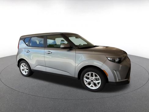 Used 2025 Kia Soul LX w/ LX Technology Package FWD image 2