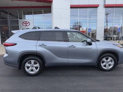 Certified 2022 Toyota Highlander LE image 9