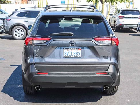 Used 2021 Toyota RAV4 XLE Premium image 8