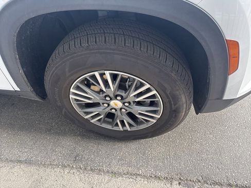 Used 2024 Chevrolet Traverse LT image 3