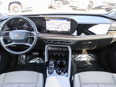 Used 2025 Audi Q5 Premium w/ Convenience Package image 16