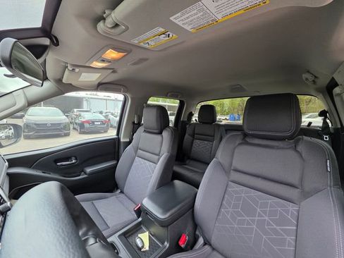 Used 2025 Nissan Frontier SV image 12