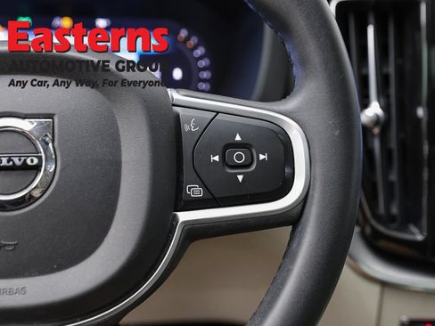 Used 2022 Volvo XC60 B5 Momentum AWD/4WD image 16