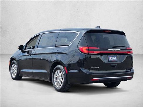Used 2023 Chrysler Pacifica Touring-L FWD image 7