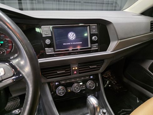 Used 2019 Volkswagen Jetta SE w/ Cold Weather Package FWD image 22