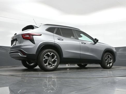 Used 2025 Chevrolet Trax LT FWD image 40