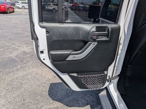Used 2018 Jeep Wrangler Unlimited Sahara w/ Connectivity Group AWD/4WD image 16