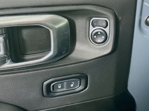 Used 2024 Jeep Wrangler Unlimited Sahara AWD/4WD image 15