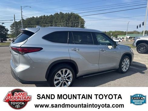 Used 2022 Toyota Highlander Limited image 3