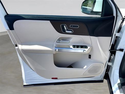 Used 2021 Mercedes-Benz GLB 250 4MATIC image 12