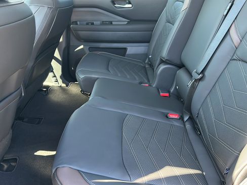 New 2025 Nissan Pathfinder Platinum image 15
