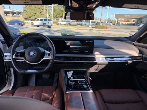 Used 2025 BMW i7 eDrive50 w/ Premium Package image 18