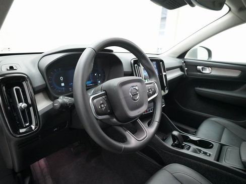 Used 2025 Volvo XC40 B5 Core image 8