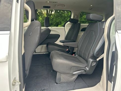 Used 2021 Chrysler Pacifica Touring FWD image 31