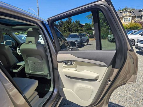 Certified 2025 Volvo XC90 T8 Plus w/ Protection Package Premier AWD/4WD image 13