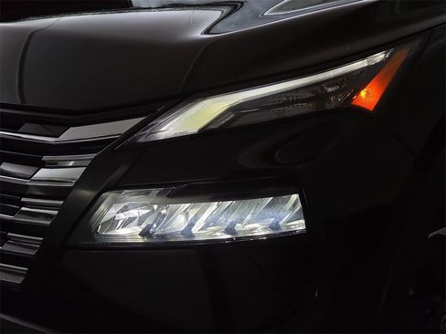 Used 2024 Nissan Rogue SV image 32