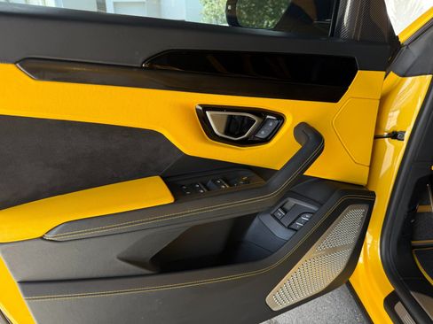 Used 2022 Lamborghini Urus AWD/4WD image 24