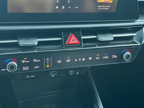 Used 2024 Kia Niro SX image 21