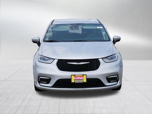 Used 2023 Chrysler Pacifica Touring-L FWD image 2