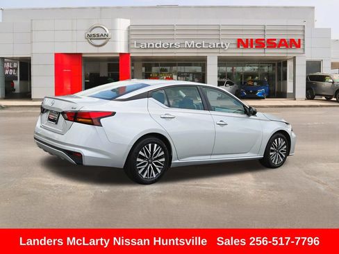 Used 2024 Nissan Altima 2.5 SV FWD image 3