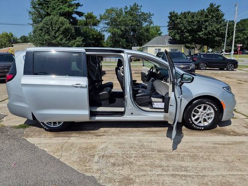 Used 2023 Chrysler Pacifica Touring-L FWD image 21
