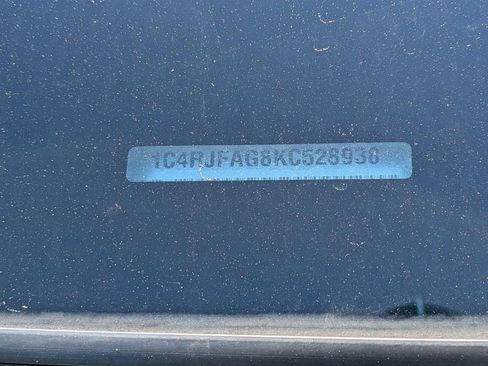 Used 2019 Jeep Grand Cherokee Laredo w/ Security & Convenience Group image 27