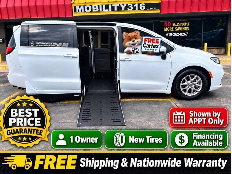 Used 2023 Chrysler Pacifica Touring-L FWD image 1