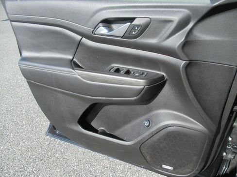 Used 2023 GMC Acadia SLT image 27