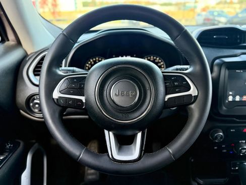 Used 2018 Jeep Renegade Latitude FWD image 22