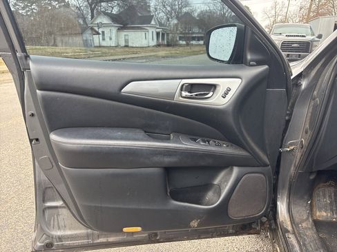 Used 2019 Nissan Pathfinder SL image 10
