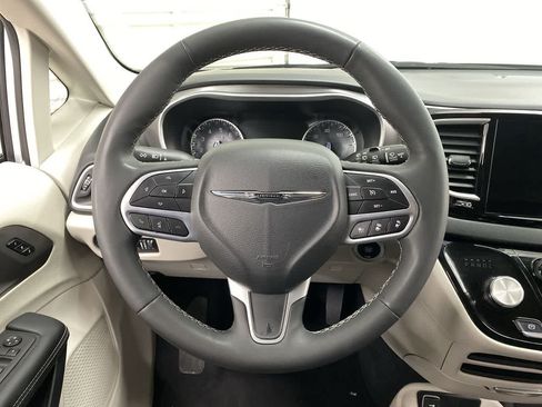 Used 2024 Chrysler Pacifica Touring-L FWD image 21