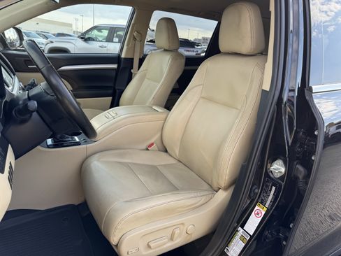 Used 2019 Toyota Highlander XLE image 25
